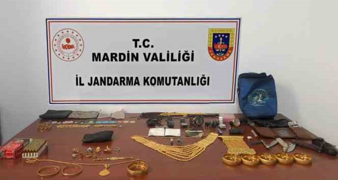 Hırsızlık şüphelilerinin evinde çok sayıda ziynet eşya ele geçirildi