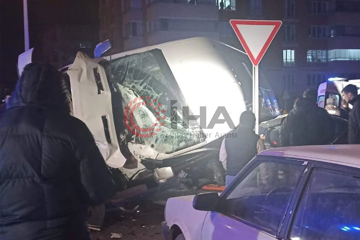 Ankara&#039;da servis aracıyla otomobil çarpıştı: 7 yaralı
