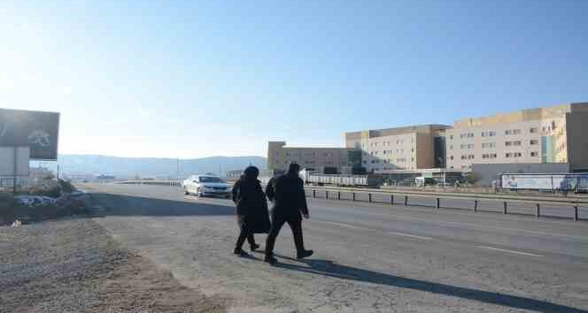Yaya geçidi olmayan kara yolunda yayalar ölümle burun buruna kalıyor