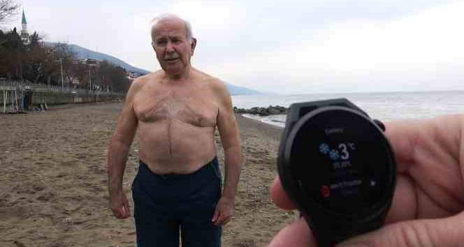 77’lik Adem dede, 3 derecelik havada buz gibi suda kulaç atıyor