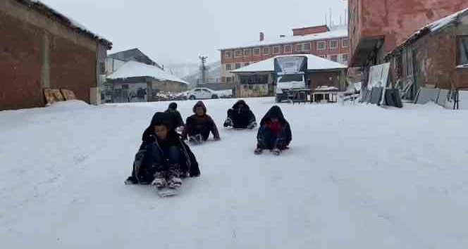 Karlıova’da beklenen karın yağması en çok çocukları sevindirdi