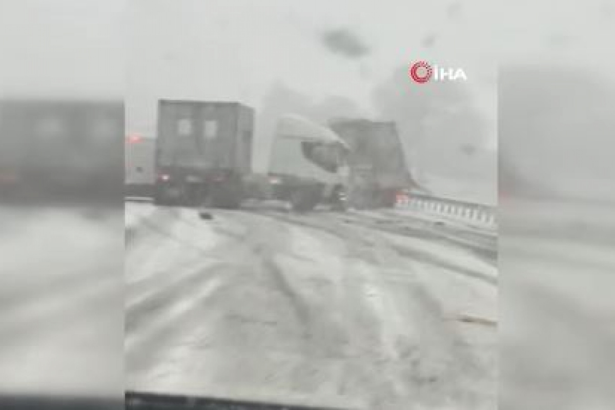 İstanbul yolu karda trafiğe kapanmıştı...İşte kaza anı