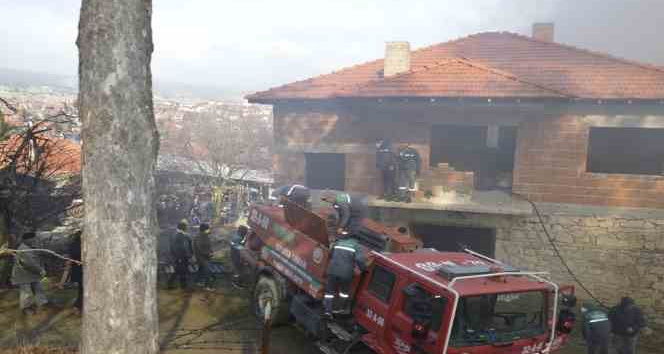 2 katlı ev, yangın sonucu kullanılamaz hale geldi