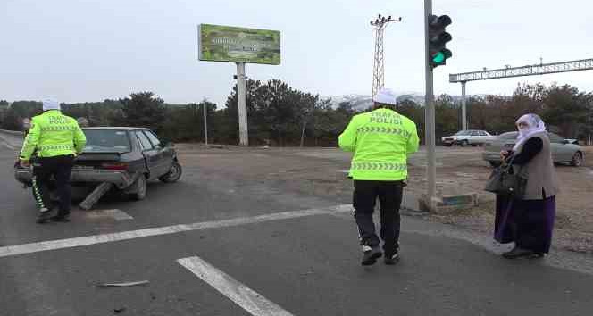 İki otomobil kavşakta çarpıştı: 1 yaralı