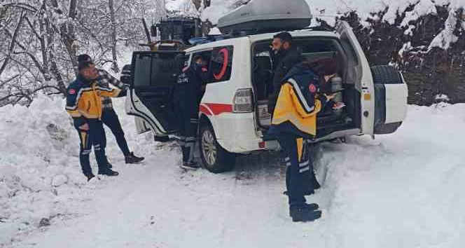 Doğum sancısı tutan kadın kar nedeniyle 3 saat sonra hastaneye ulaştırıldı