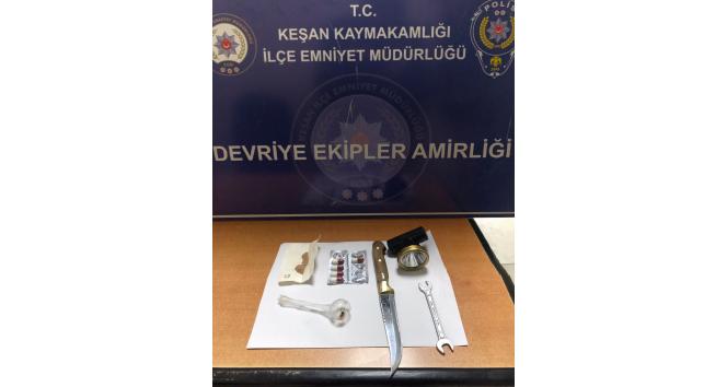 Polis üç kişiyi durdurdu, üçünden de bıçak çıktı