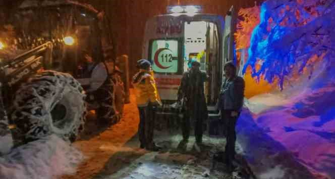 Ünye’de karla kaplı yolda ekipler, hasta kadın için seferber oldu