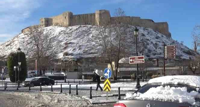Gaziantep güne beyaz örtüyle uyandı