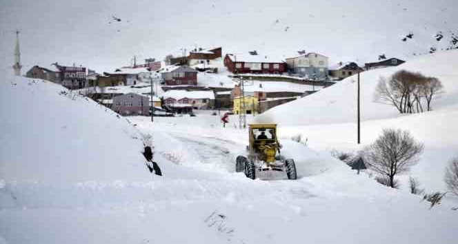 Erzincan’da kar ve tipiden 471 köy yolu ulaşıma kapandı