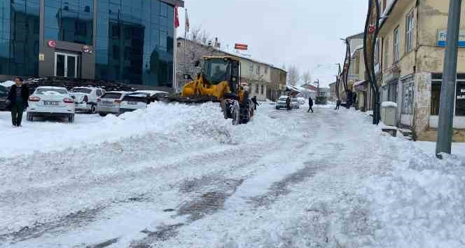 Karlıova Belediyesinden kar mesaisi