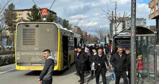 Minibüs kapısından sarkan vatandaşlar canlarını hiçe sayarak yolculuk etti