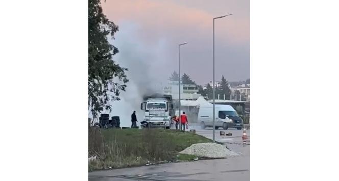 Yalova’da yanan kamyonu akaryakıt istasyonu çalışanları söndürdü