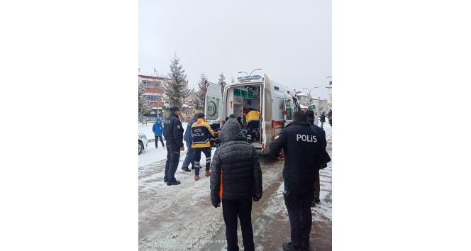 Buzlu yolda kayarak düşen yaşlı adam hastanelik oldu