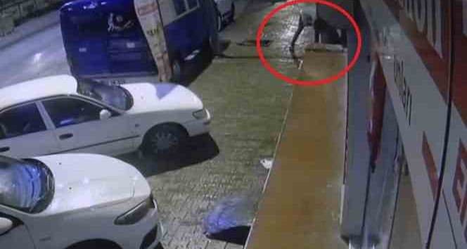 Tabancayı gizlerken önce güvenlik kameralarına sonra polise yakalandı