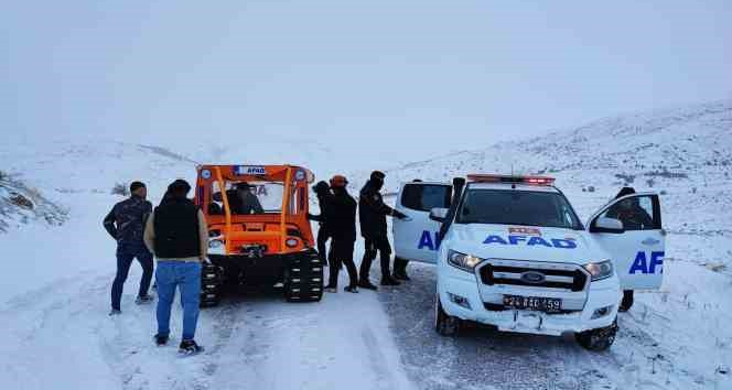 Erzincan’da karda mahsur kalan 5 kişi kurtarıldı