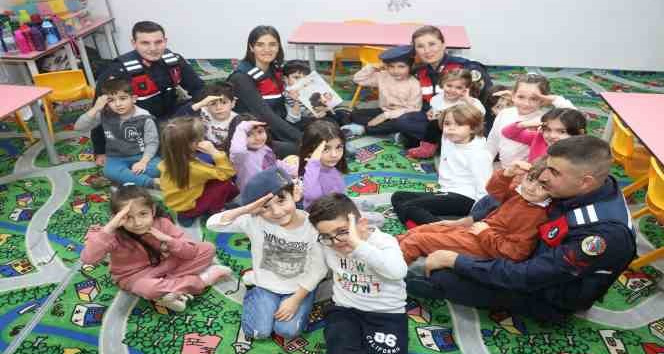 Jandarma çocukları mesleki alanlarında bilgilendirdi