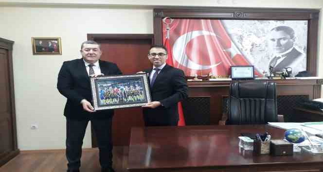 Tekin, Kaymakam Yılmaz’a Alaplı Belediye Spor Forması hediye etti