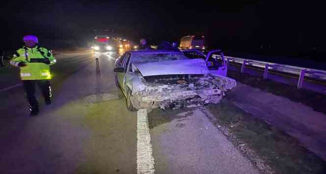 Otomobil tıra arkadan çarptı: 3 yaralı