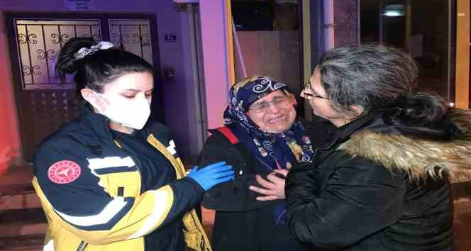 Gözyaşları içinde yanan evini izledi