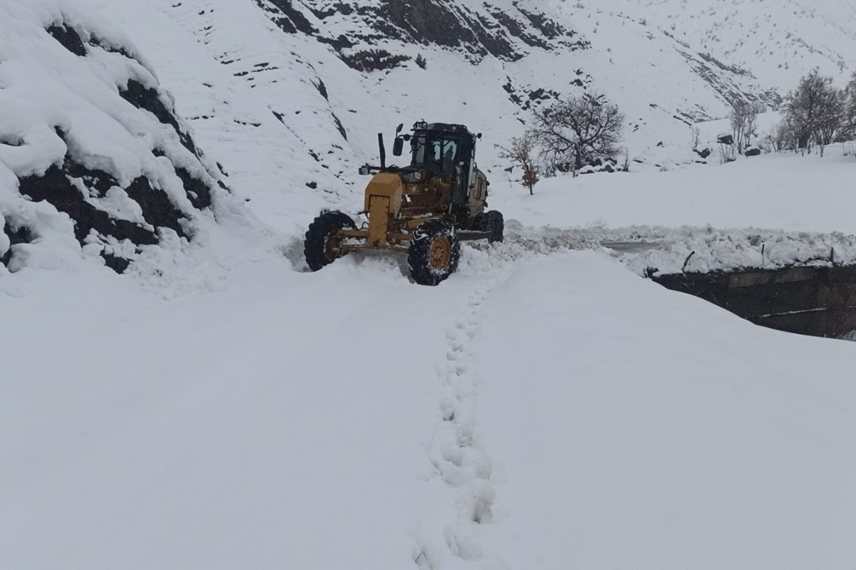 Şırnak’ta kar esareti devam ediyor, kalınlığı bir metreyi geçti