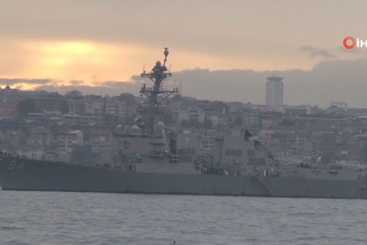 ABD donanmasına ait savaş gemisi boğazda bekliyor