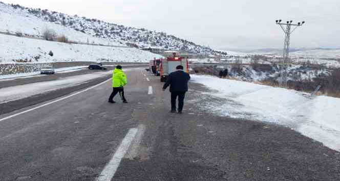 Kayganlaşan yolda kontrolden çıkan otomobil şarampole devrildi: 6 yaralı