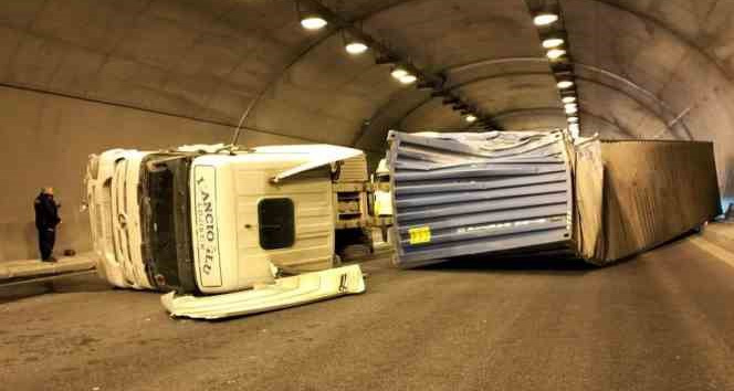 Niğde’de tünelde tır devrildi, otoyol trafiğe kapatıldı