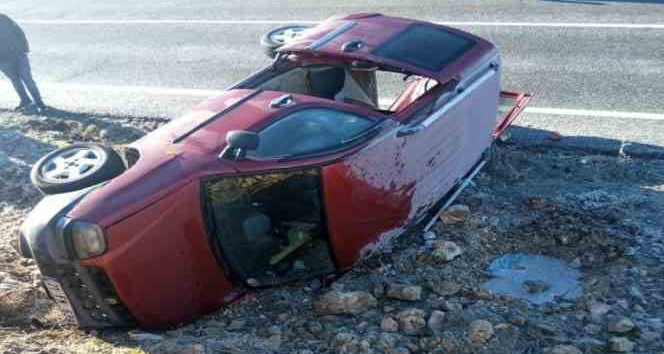 Kontrolden çıkan hafif ticari araç takla attı: 3 yaralı