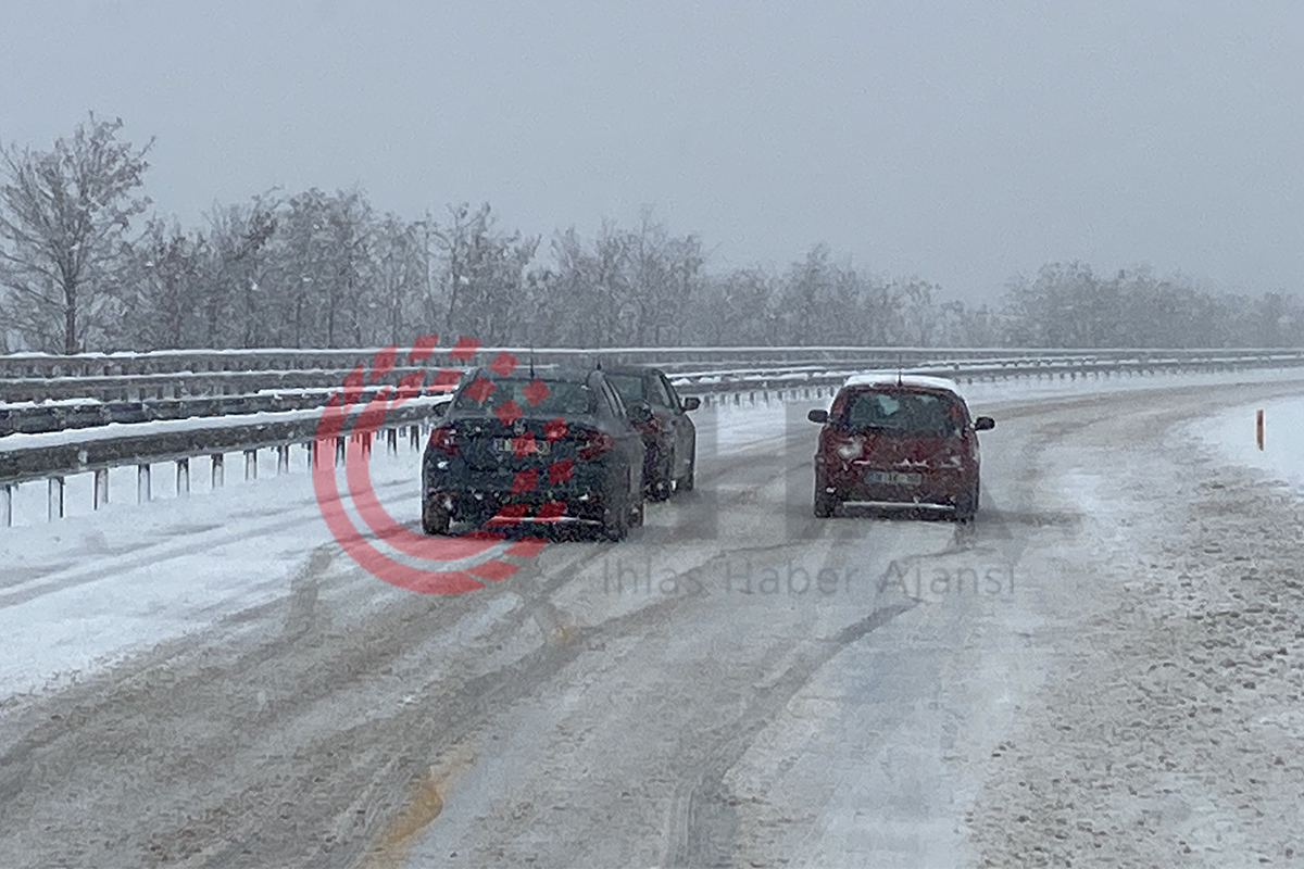 Çankırı'da yoğun kar yağışı: Onlarca araç yolda kaldı