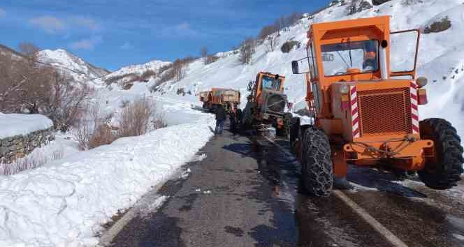 Tunceli’de kapatılan yol, yeniden trafiğe açıldı