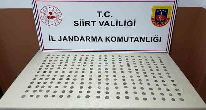 Beline bağladığı poşetten Roma dönemine ait 350 adet gümüş sikke ele geçirildi