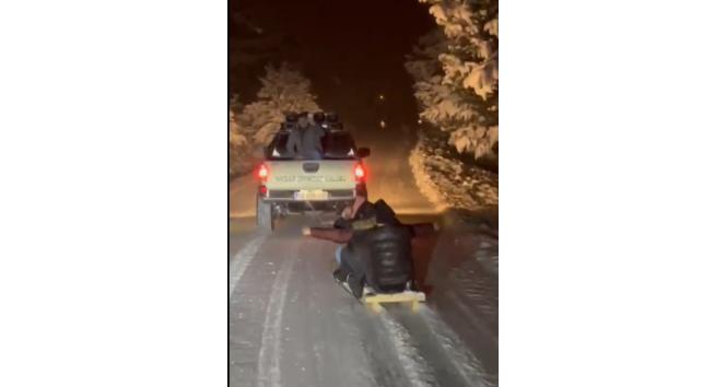 Cipin arkasına bağladıkları kızakla kayak keyfi yaptılar