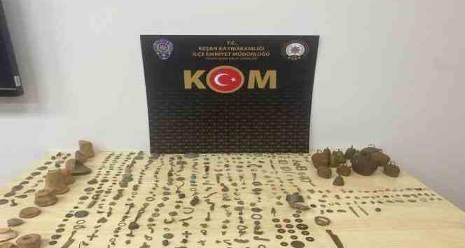 Polis baskınında çok sayıda tarihi eser ele geçirildi