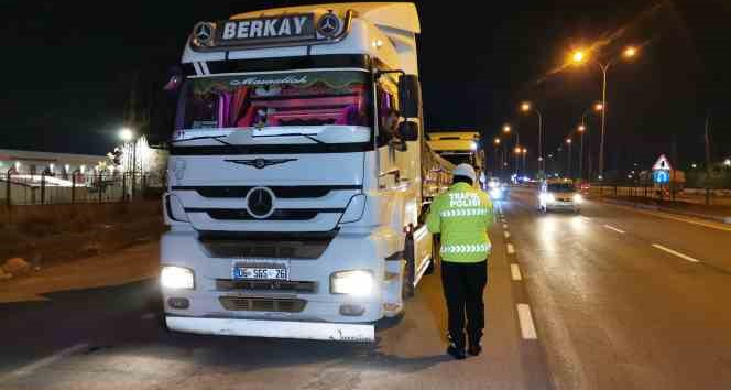 Eksi 9 dereceyi gören Aksaray’da buzlanmaya karşı denetimli uyarı