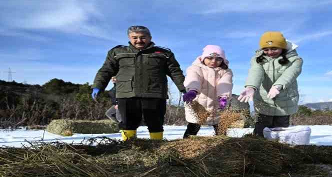 Vali Yılmaz, çocukları ile birlikte, doğaya yem bıraktı
