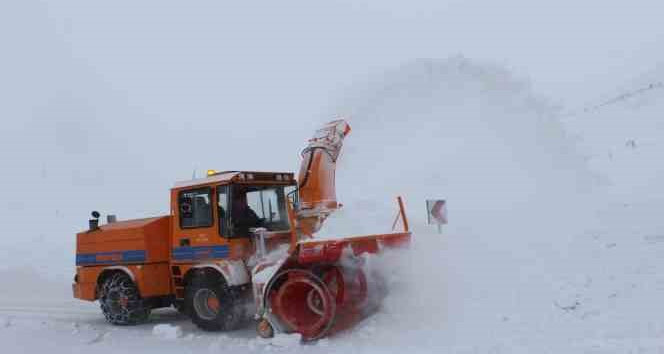 Erzincan’da kar ve tipiden kapanan 55 köy yolu ulaşıma açılıyor