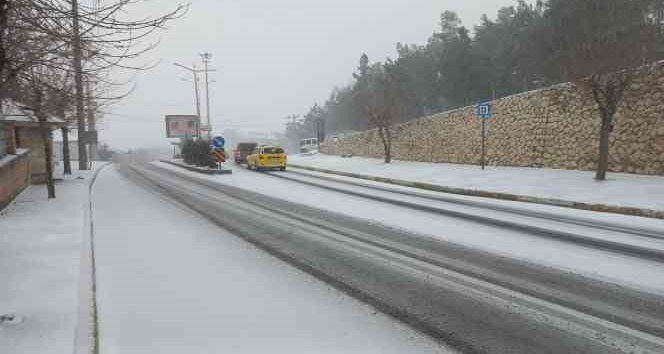 Mardin’de kar yağışı araç sürücülerine zor anlar yaşattı