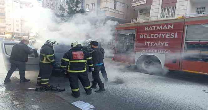 Batman’da seyir halindeki araç alev aldı