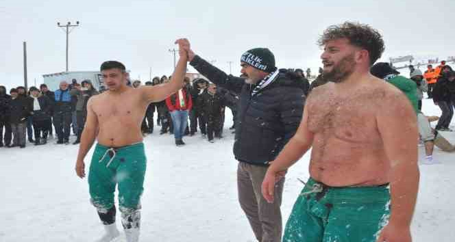 Karda güreş tuttular, soğuk havaya meydan okudular