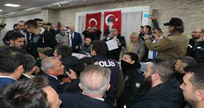 Esnaf kefalet kongresinde çıkan arbedeye polis müdahale etti