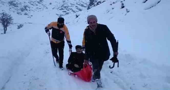 Karın geçit vermediği yolda 90 yaşındaki hasta kızakla ambulansa ulaştırıldı
