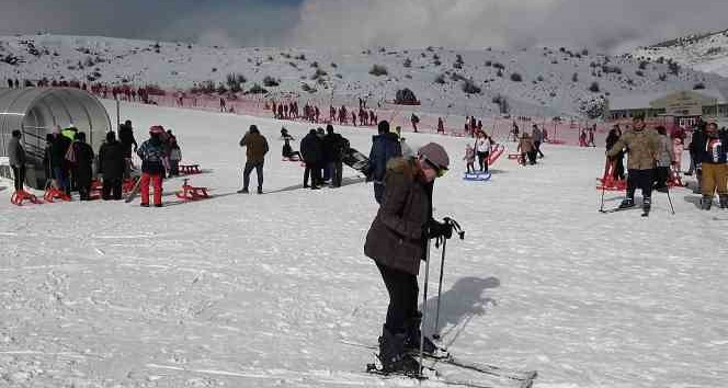 Denizli Kayak Merkezi hafta sonu 40 bin misafir ağırlıyor