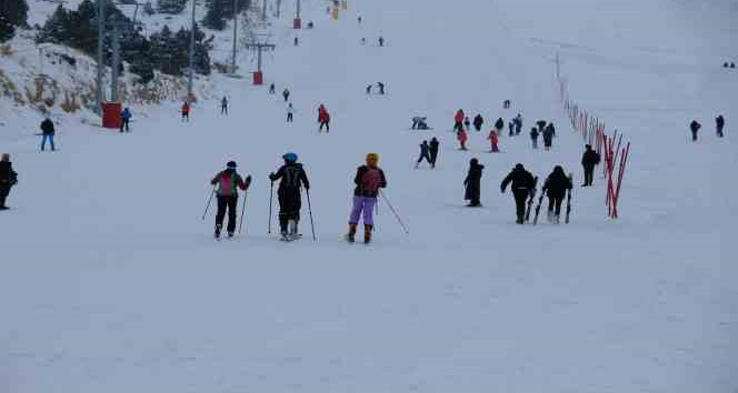 Erzincan’da beklenen kar yağışının ardından kayak sezonu açıldı