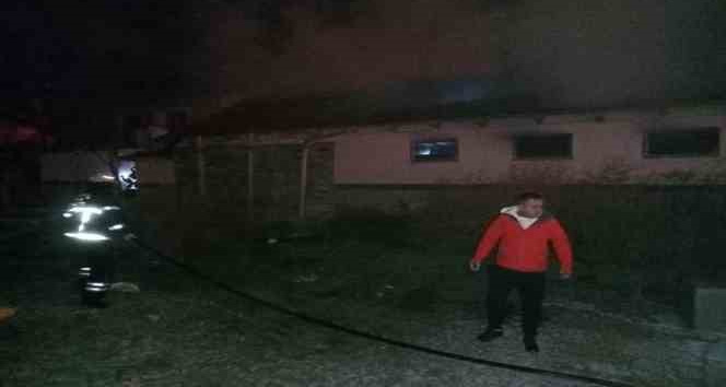Burdur’da tavuk çiftliği alevlere teslim oldu