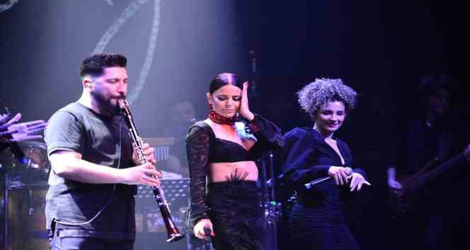 Simge Bursalıları coşturdu