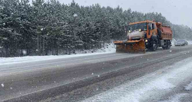 Çanakkale’de Karayolları ve İl Özel İdare ekipleri yolların kardan kapanmaması için çalışıyor