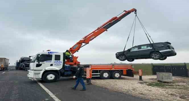 Tır dorsesi devrildi, sıfır iki araç hurdaya döndü