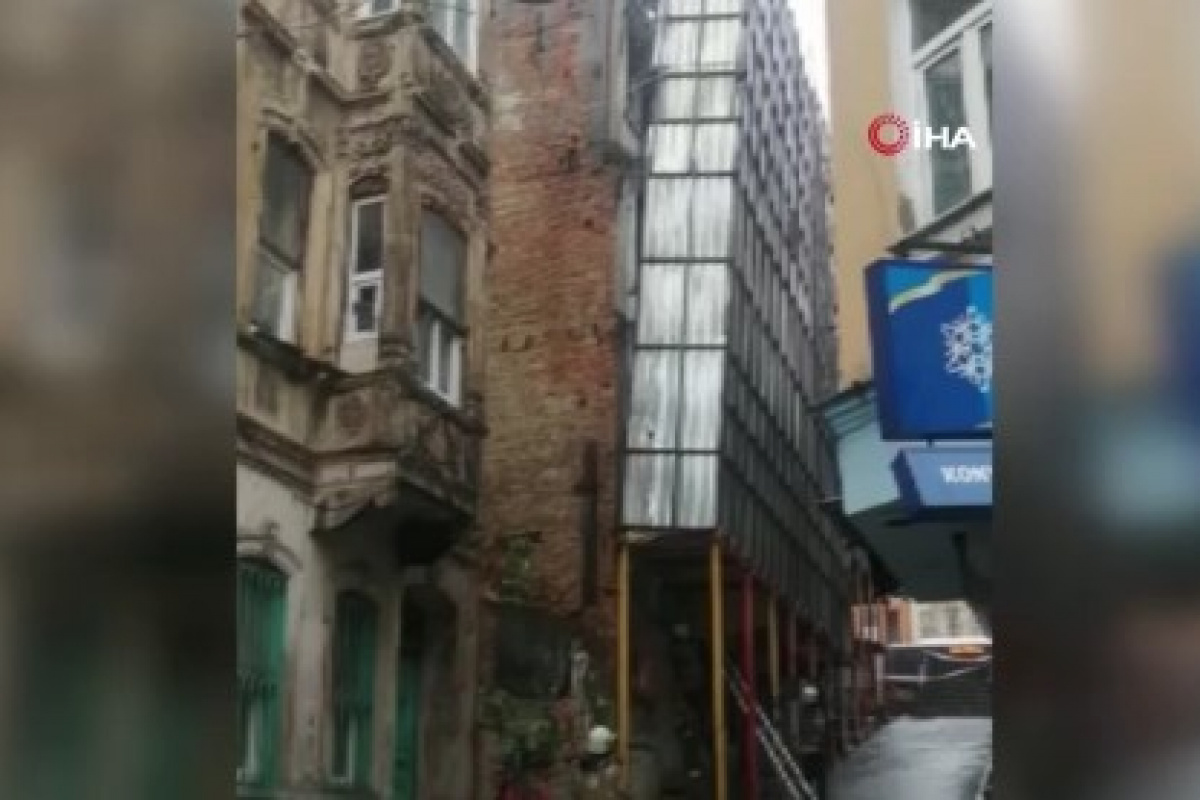 Beyoğlu’nda kuvvetli rüzgarda iskele böyle sallandı