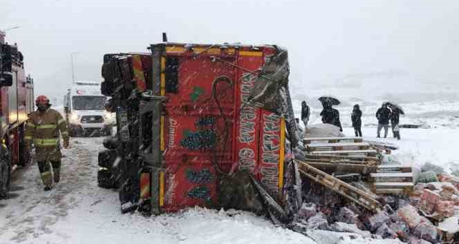 Tunceli’de tır özel otomobilin üzerine devrildi: 2 yaralı