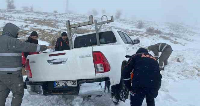 Karda mahsur kalan elektrik dağıtım ekibini AFAD kurtardı
